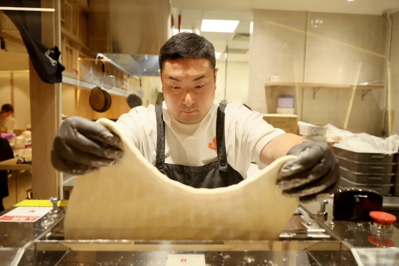 Udon Shin创办人楢原慎司对乌冬面的口感与风味有极致追求。 （龙国雄摄）