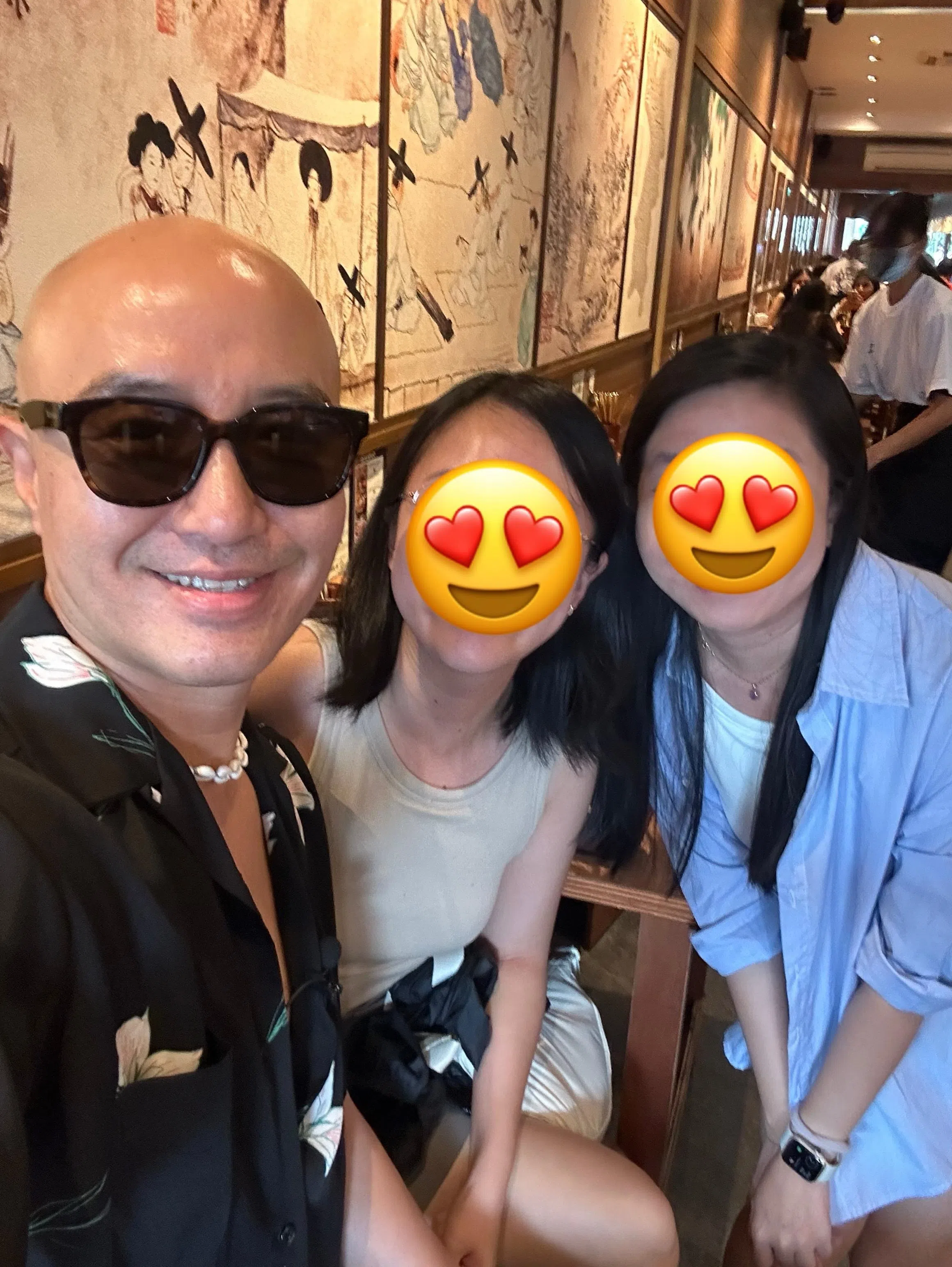 洪锡天（左）和公众亲切自拍。（读者提供）