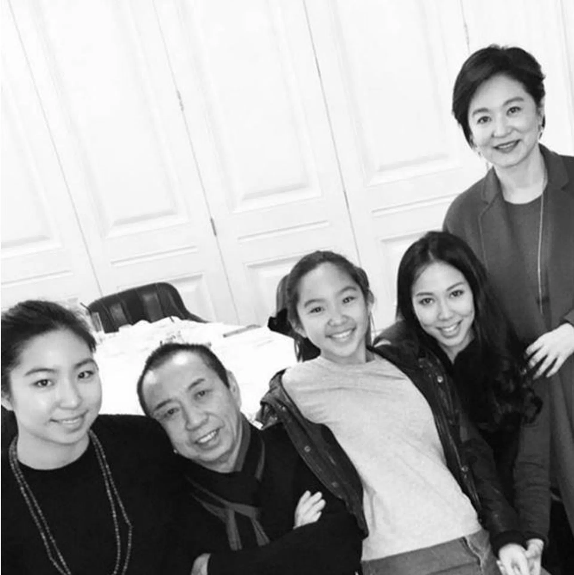林青霞（右起）晒全家福，邢嘉倩、邢言爱、邢李㷧、邢爱林全入镜。（取自邢嘉倩Instagram）