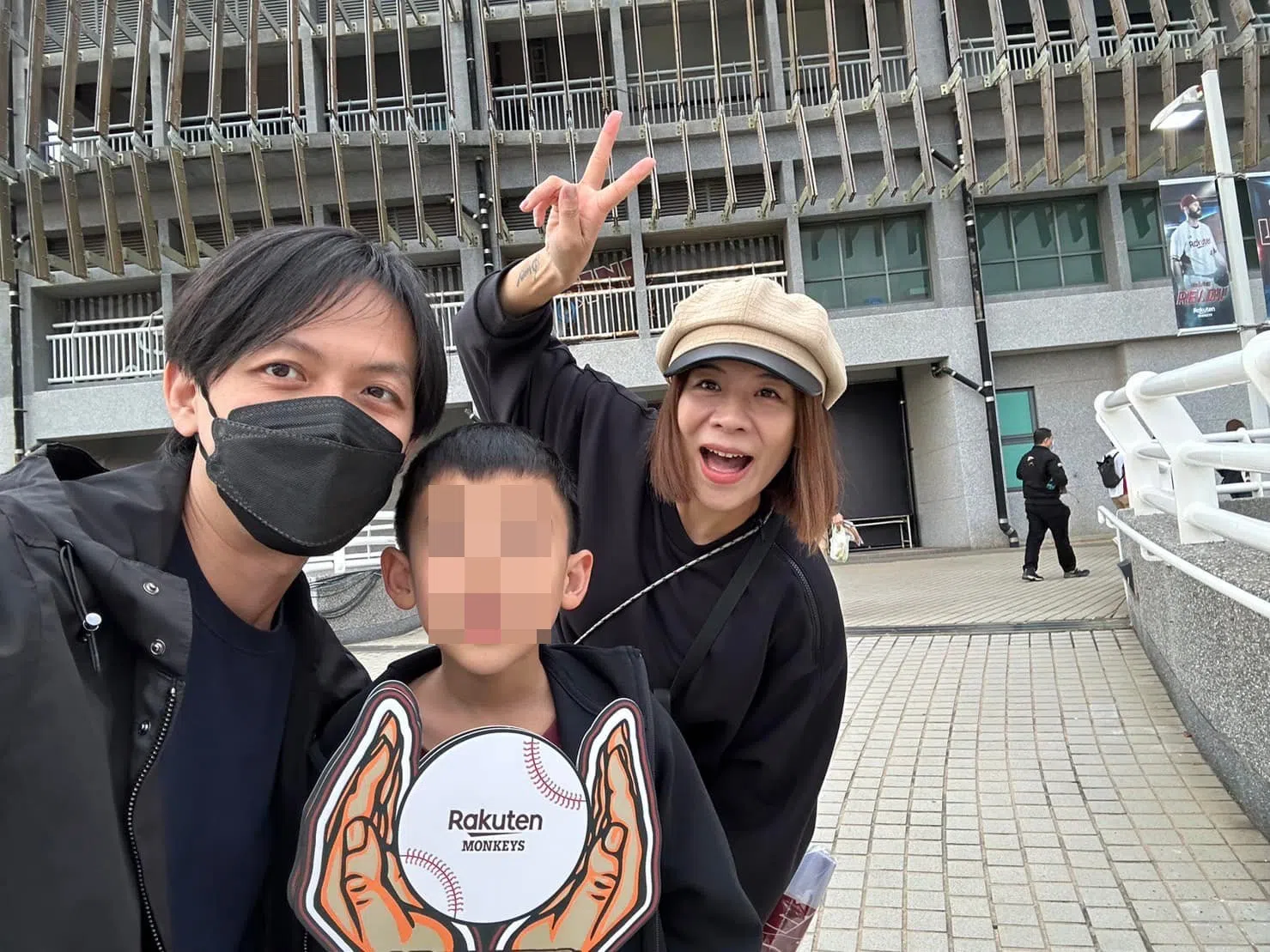 江美琪与乐手老公林振益（左）及儿子。（取自江美琪脸书）