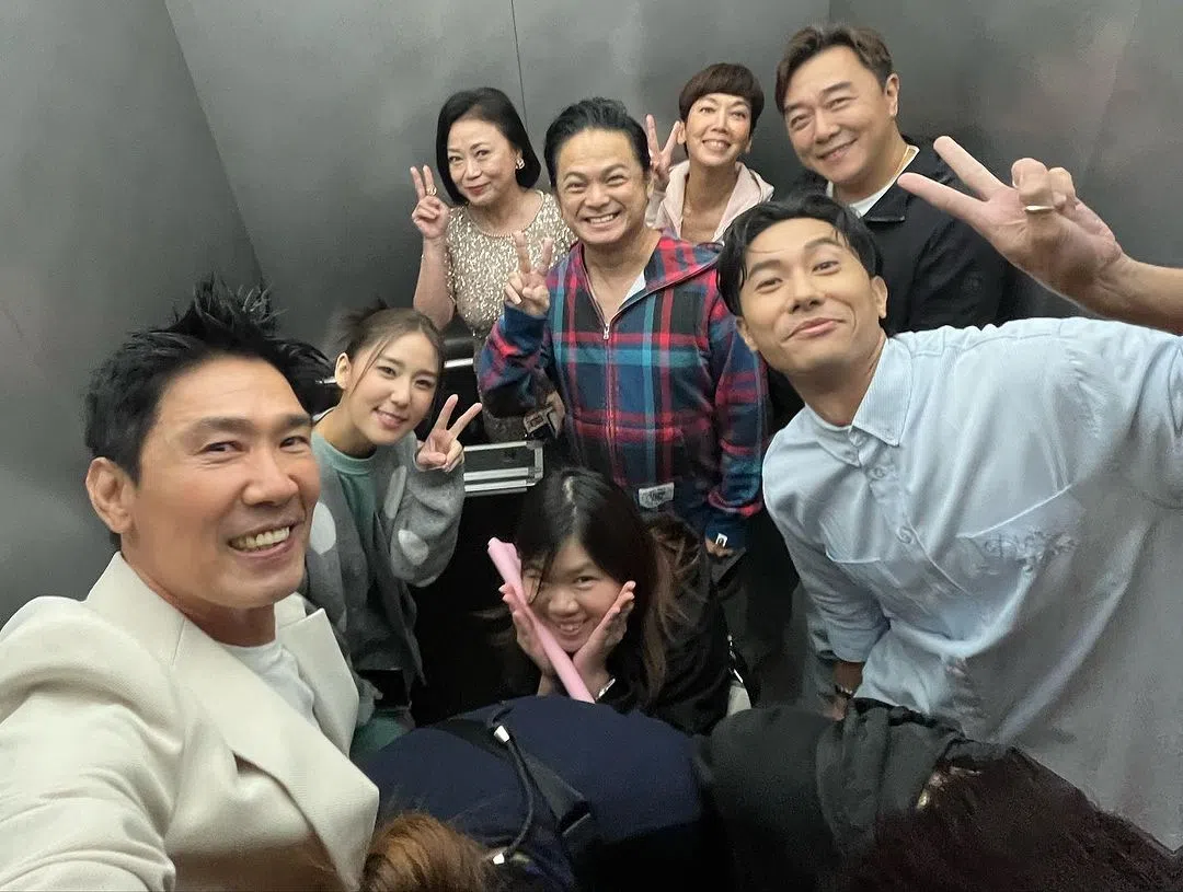 陈之财（前排左）与众艺人包括妻子向云（后排左）在新传媒的电梯里合照。（取自陈之财IG）