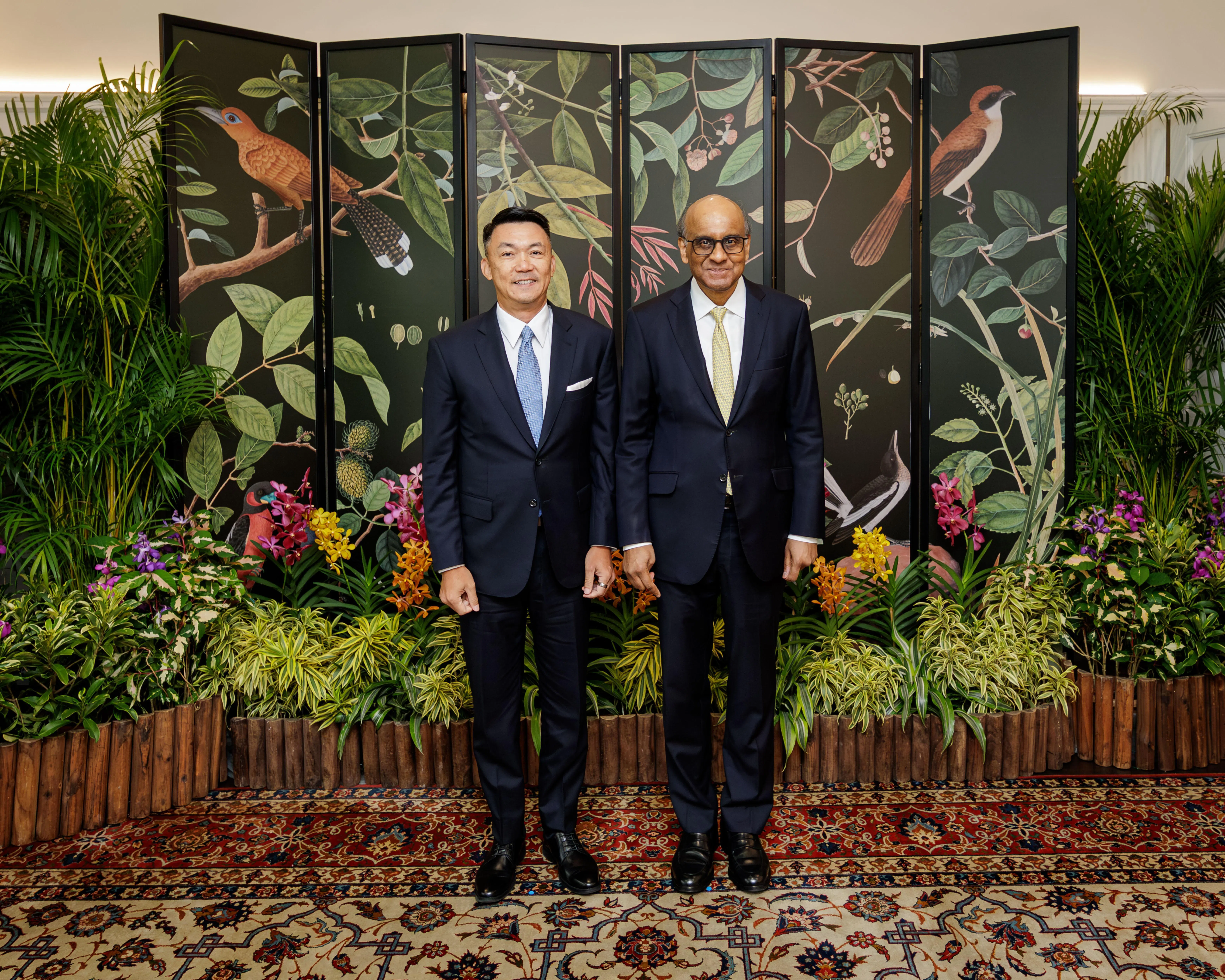 我国驻台北商务办事处代表叶伟杰（左）将出任新加坡驻文莱最高专员。图为他出席委任仪式时与尚达曼总统（右）合照。（数码发展及新闻部提供）