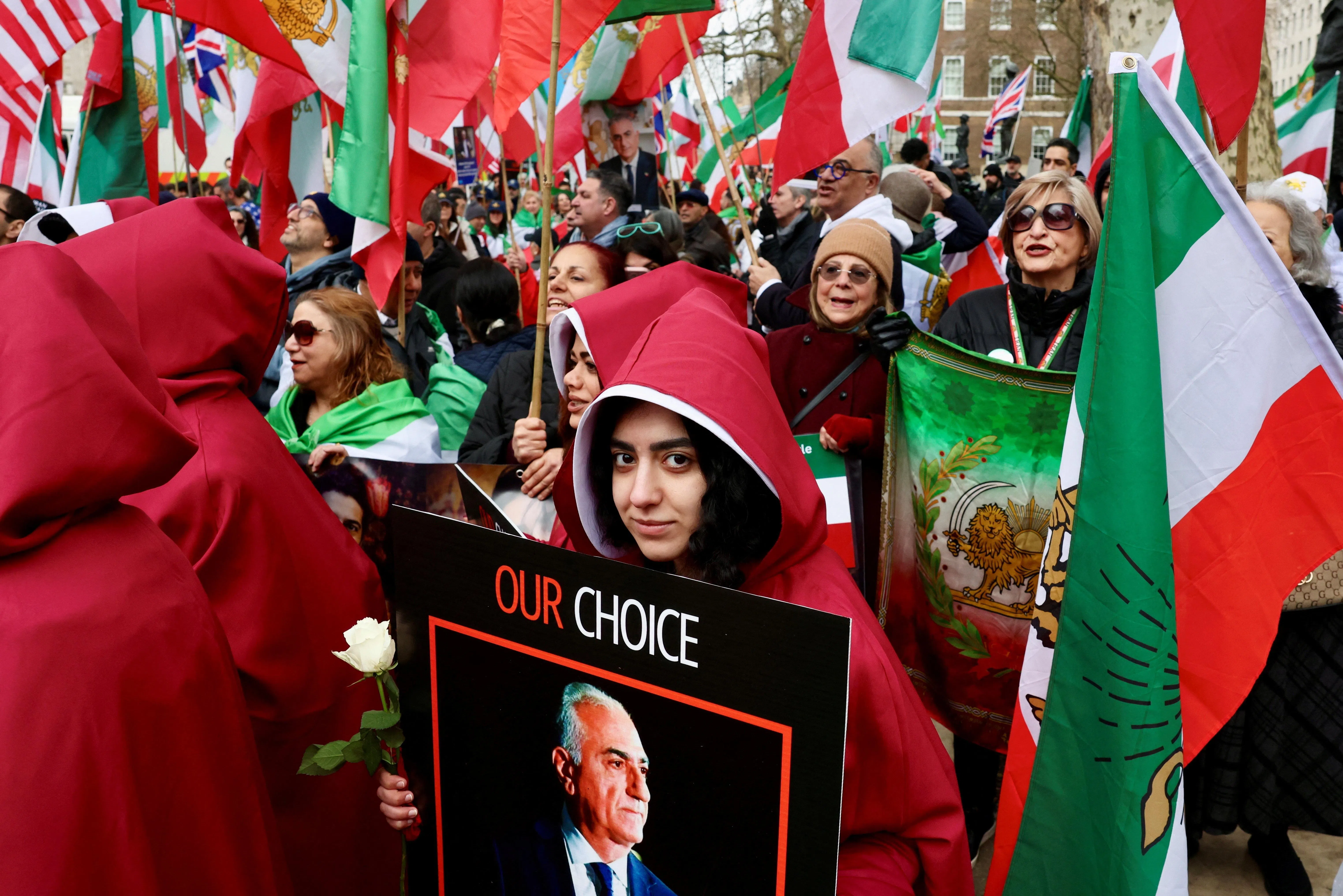 在英国伦敦，人们参加国际妇女节游行声援伊朗妇女，有妇女表明支持伊朗前王储礼萨·巴列维。（路透社）
