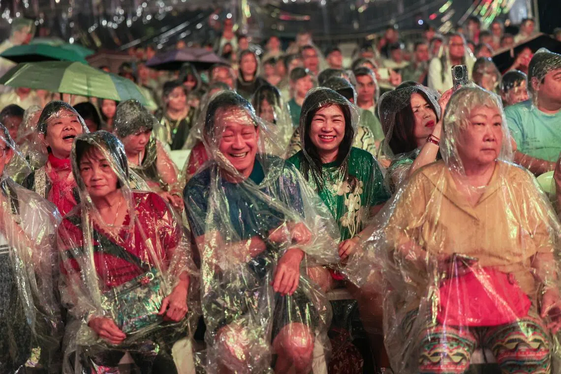 春到河畔2026在大雨中迎来收官之日，不少观众穿着雨衣坚守到表演的最后一刻。（李冠卫摄）