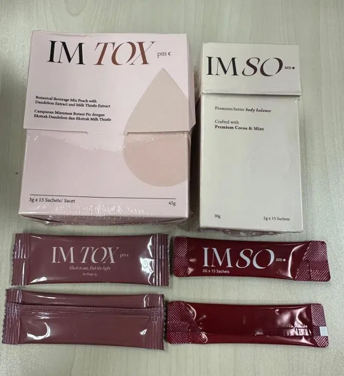 两款减肥产品“IM SO am”和“IM TOX pm”曾在虾皮、Lazada和Carousell等平台售卖。检测显示，“IM SO am”含有禁用的减肥药西布曲明，而“IM TOX pm”则含未申报的泻药番泻苷。（新加坡卫生科学局提供）