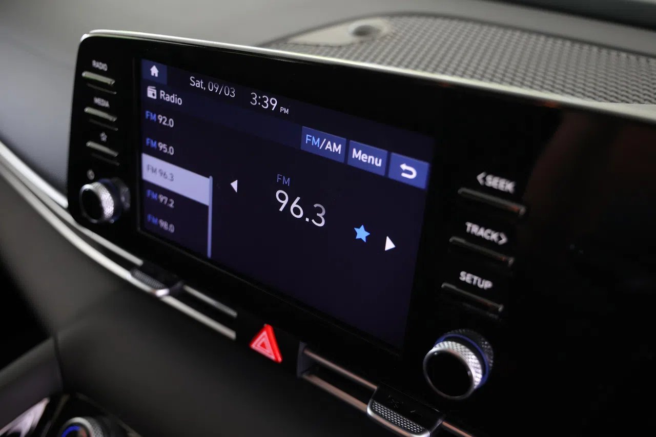 中控屏有点小，左右两侧有音量、媒体控制、设置等实体按键。（林明顺摄）