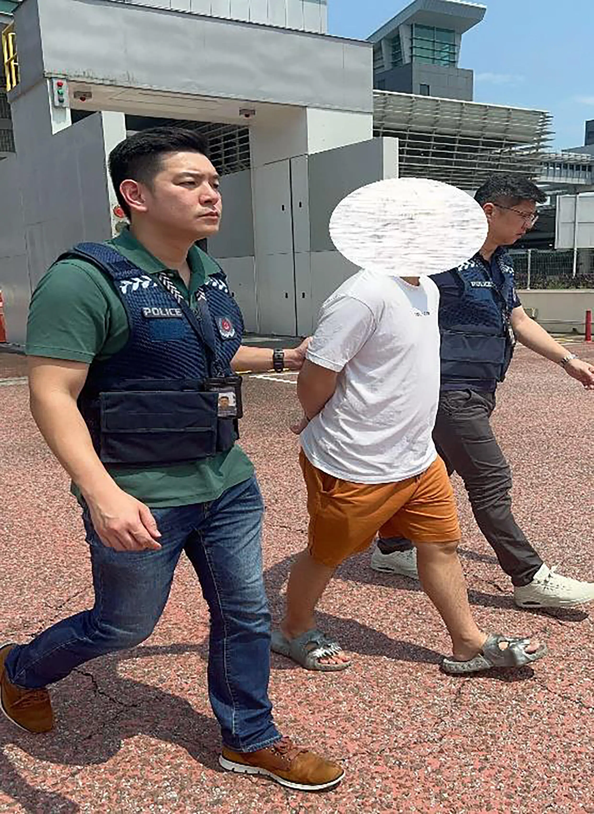 一名29岁嫌犯6月3日在马来西亚落网，两天后被引渡回新加坡面控。（新加坡警察部队提供）