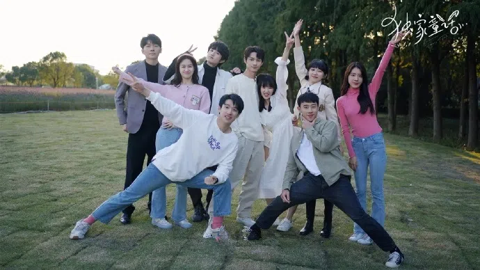 张淼怡（后排右三）和文俊辉（后排右四）在《独家童话》展开有趣校园生活。（互联网）