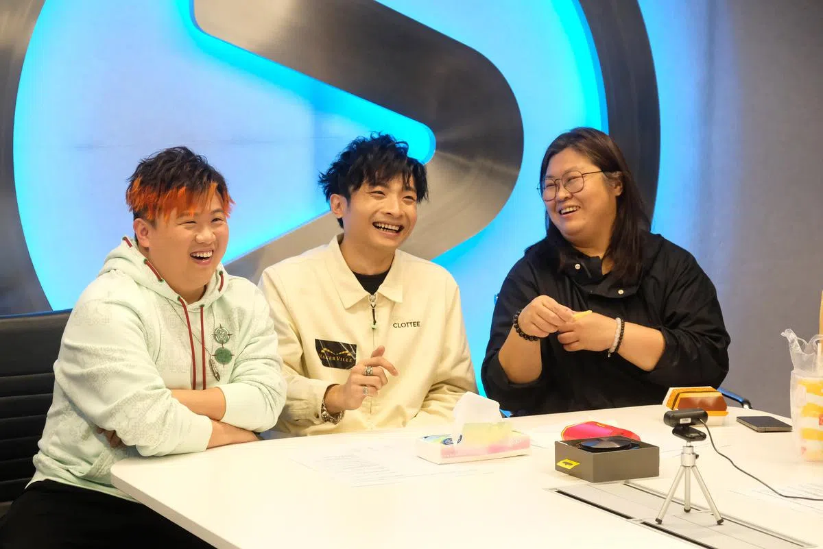 Error的肥仔（左起）、阿Dee和经理人花姐一起出席记者会，宣布《全民造星》走出香港。（视频截图）