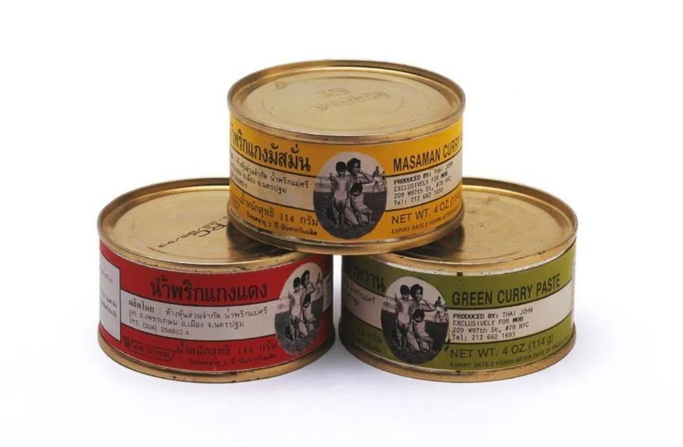 里克力·提拉瓦尼加将泰国罐头标签换成童年照。（STPI提供）