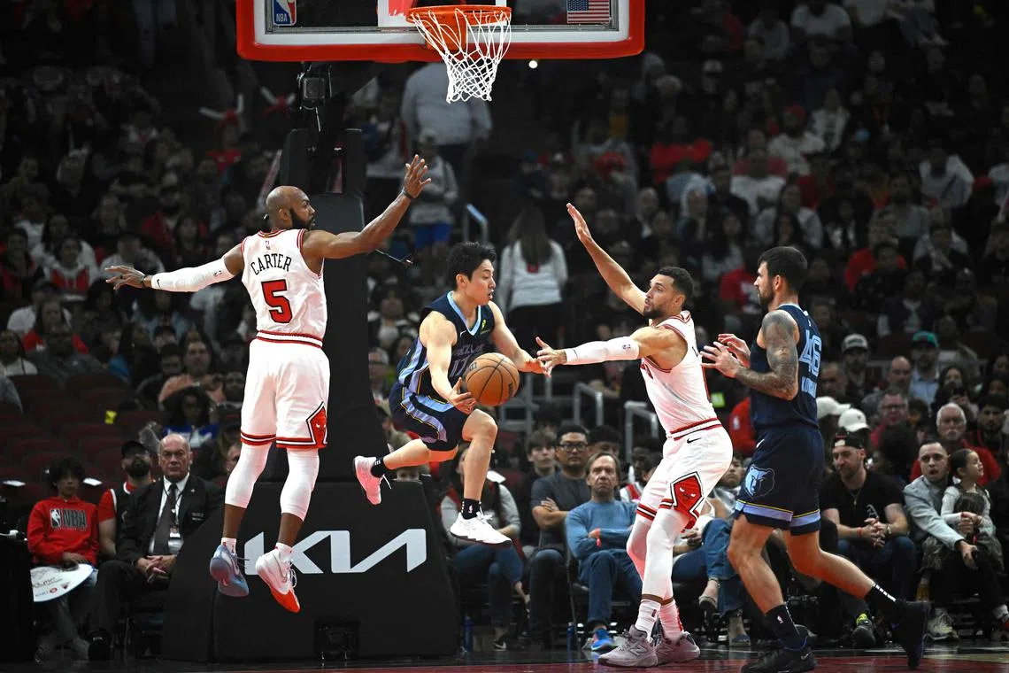 
河村勇辉（左二）在灰熊对垒火箭的常规赛中正式亮相NBA。图为河村勇辉10月12日在对垒芝加哥公牛的季前赛中上阵。（法新社档案照片）
