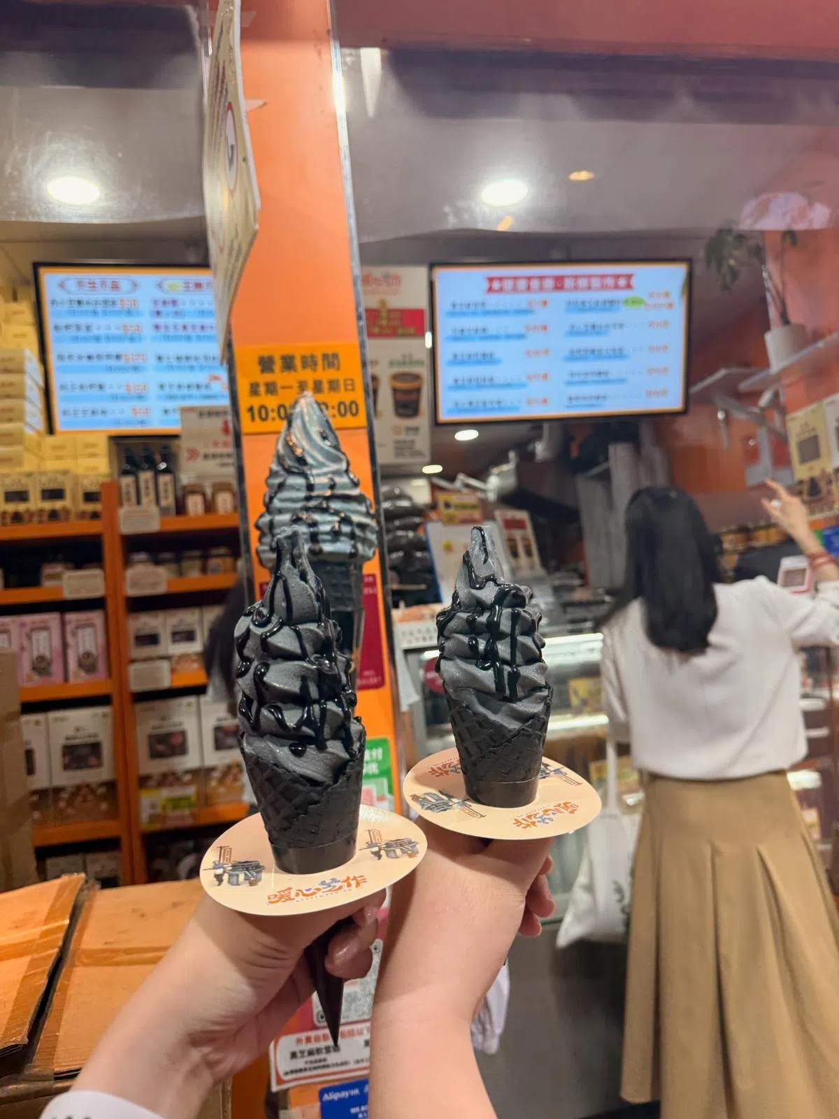 软软的冰淇淋，配上浓浓的芝麻酱，很满足。吃下一口，芝麻香气久久不散，让人回味无穷。（作者提供）