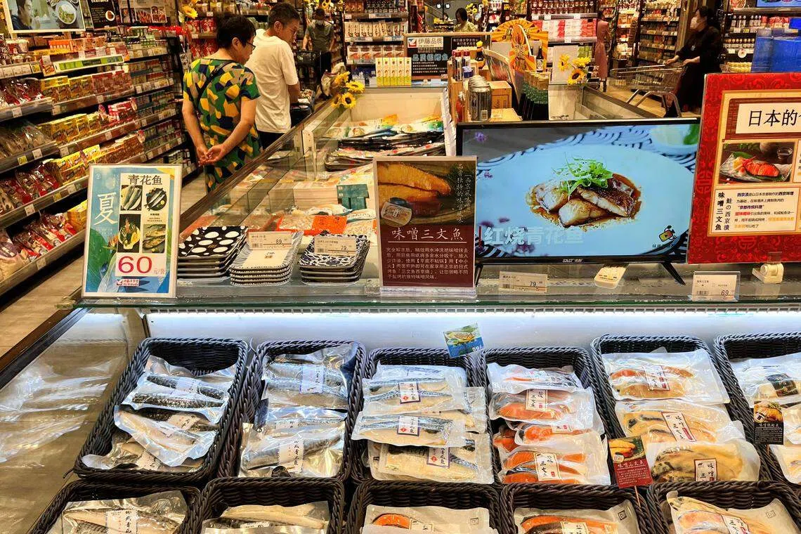 中国将加强审查日本进口食品，并继续禁止进口福岛等10个都县的食品。图为北京一家日本超市7月25日摆卖的日本海产食品。（路透社）