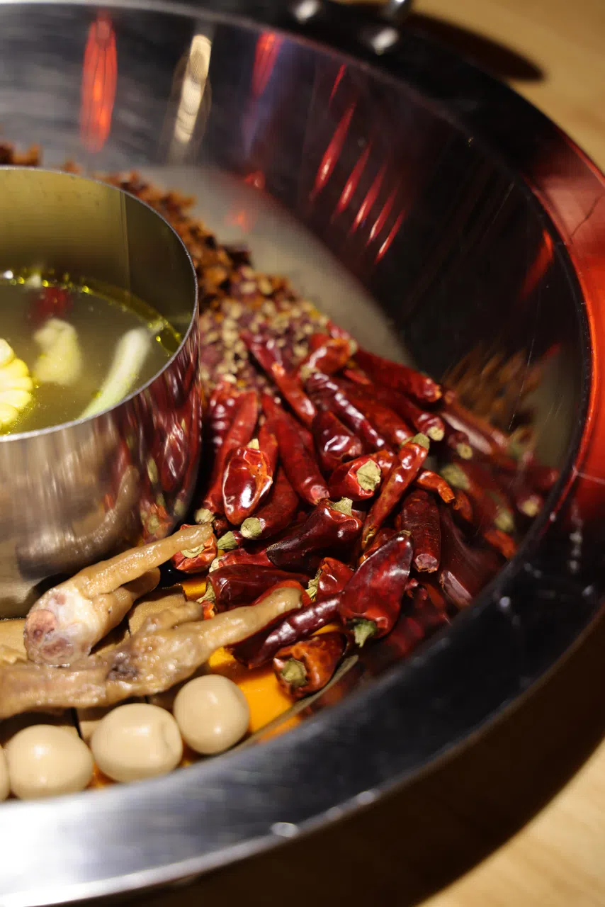 经典红锅汤底香气浓郁，由逾30种香料与精心炒制的底料熬成。（餐馆提供）