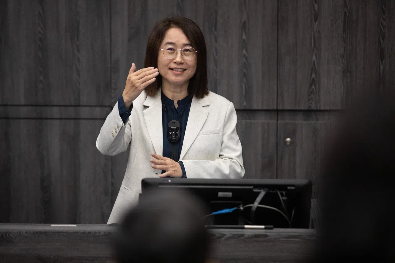讲座上，学者吴益婷博士提出婆罗洲文学也许正在建构后南洋的文学与世界。（特约沈康雄摄）