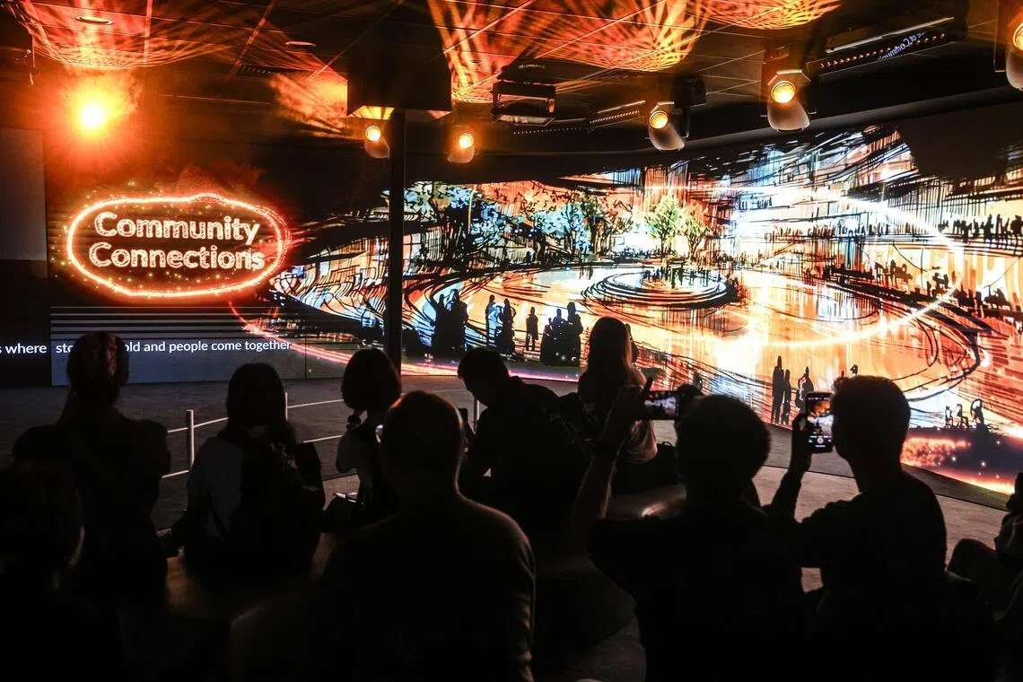 一段长约三分多钟的影片，带领公众一窥T5的未来面貌与设计概念，并展示航站楼建成后的整体布局。影片同时点出航空业所面对的挑战，以及樟宜机场正在探索的相关科技方案。（关俊威摄）