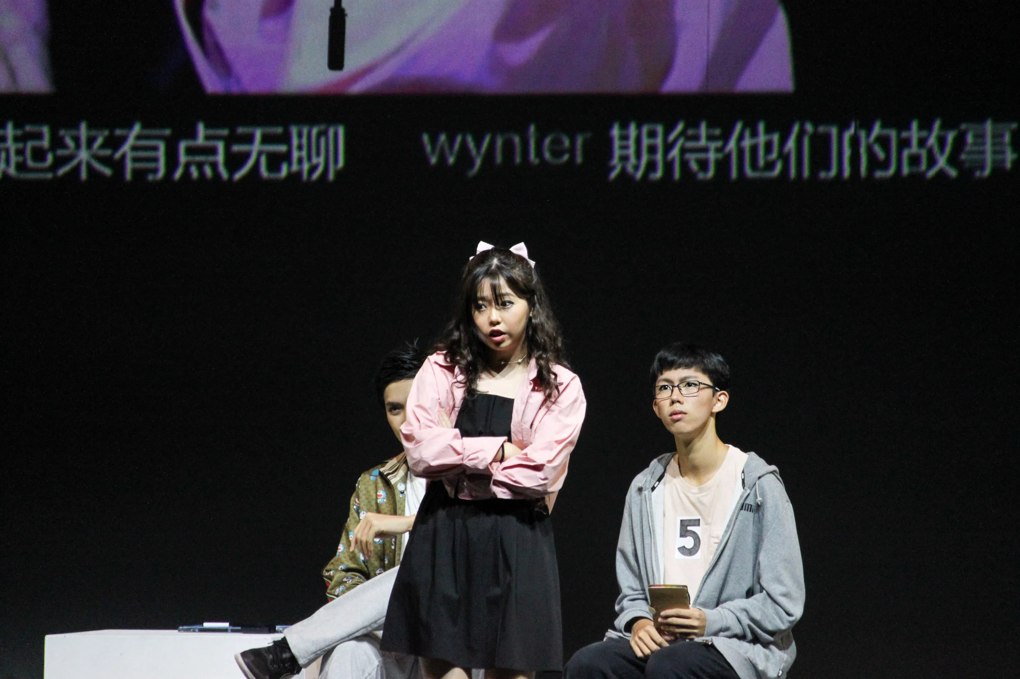 演员后方的直播与弹幕让《真情假意一百万》增添了真人秀的效果。（江奕莹摄）