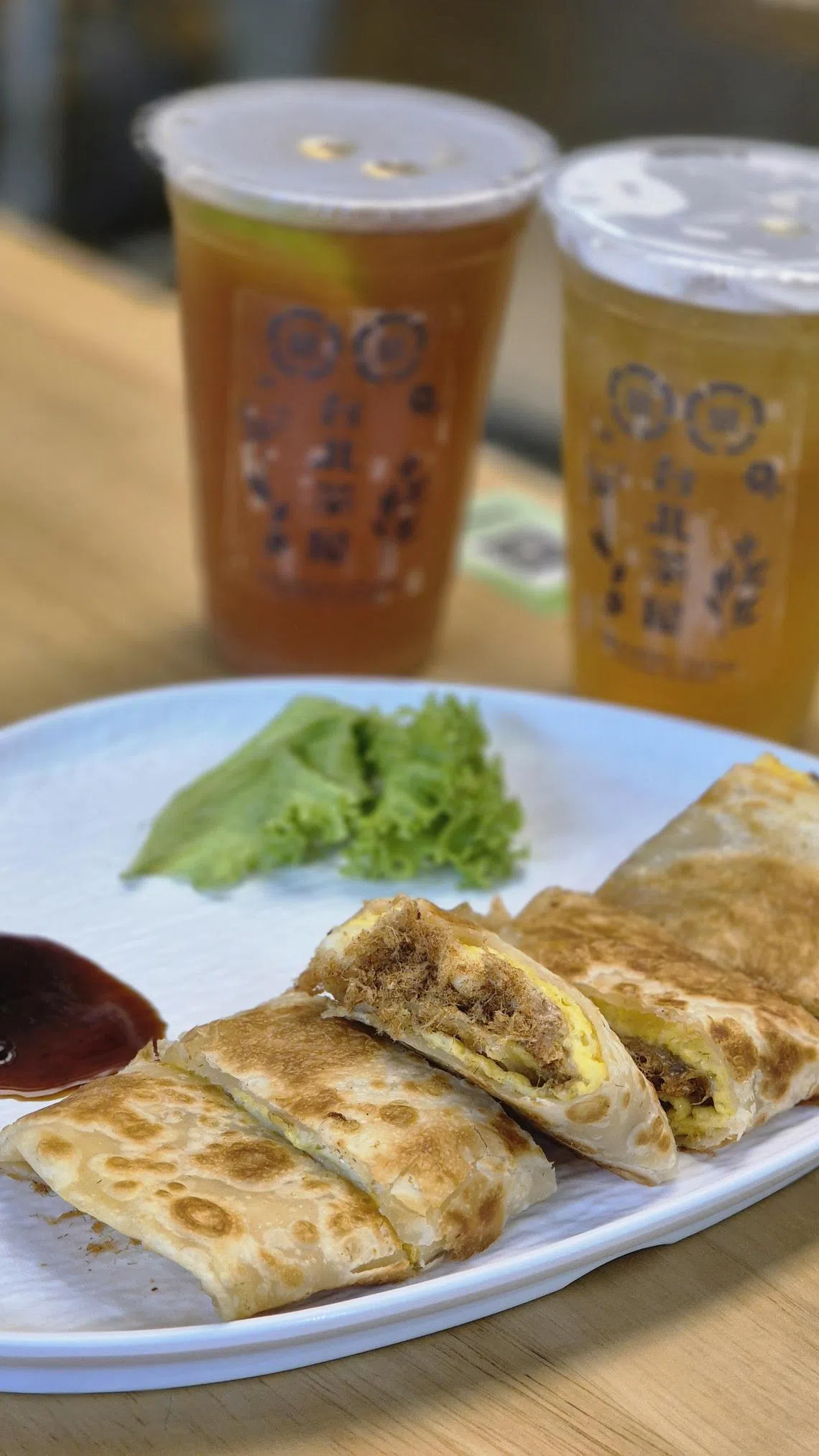 恋恋台北茶屋增添乌龙茶和新鲜果饮，还有肉松起司蛋饼。（陈爱薇摄）