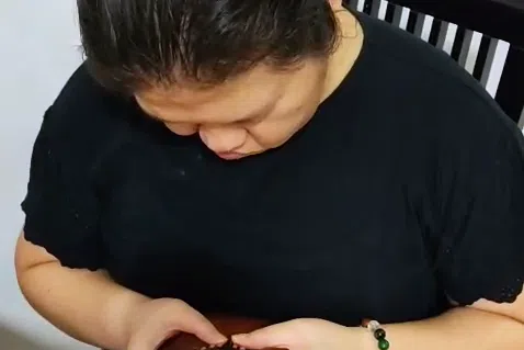 琇玲弹奏手指钢琴。（受访者提供）