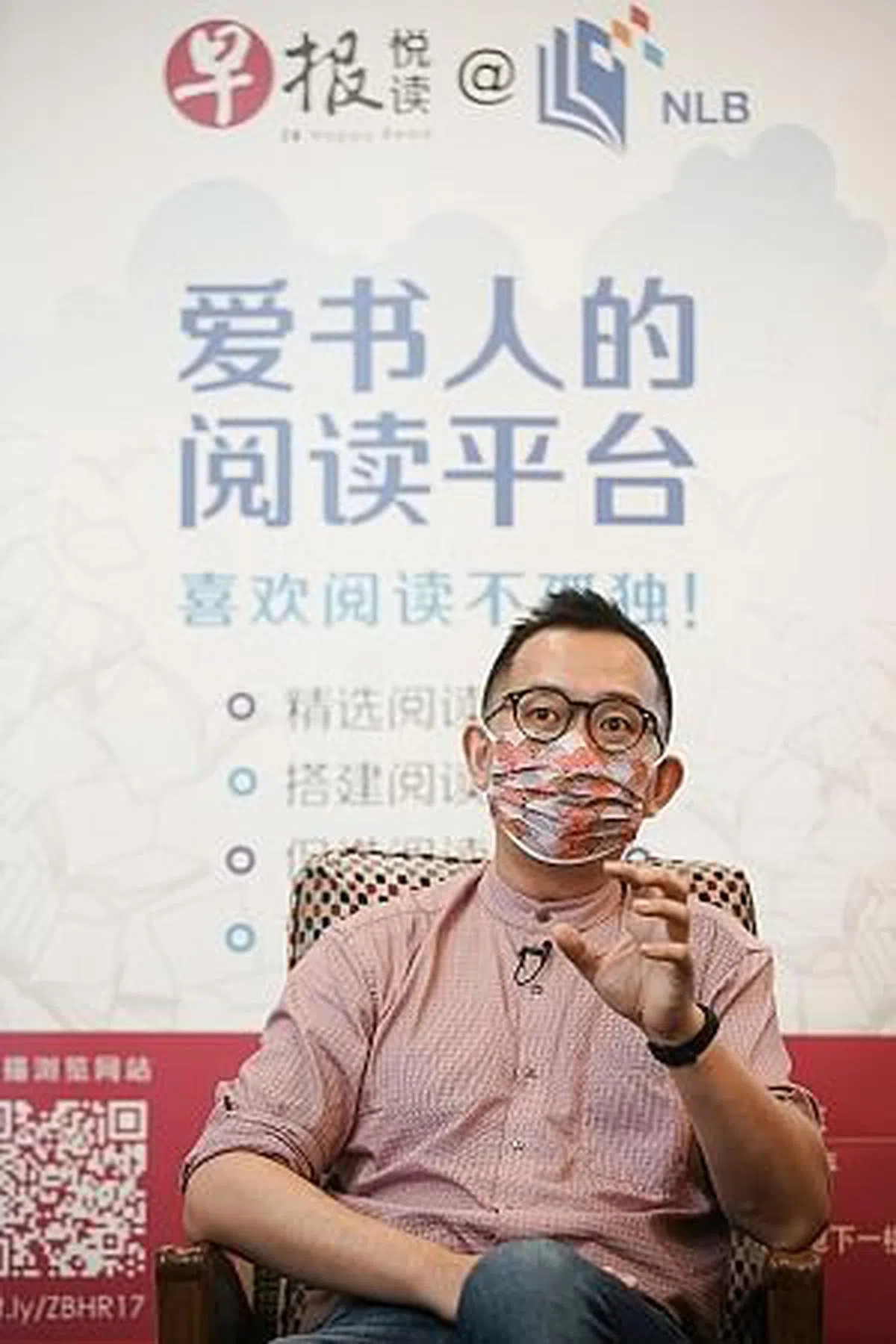 傅翀说现实中的太监随身携带的其实是毛巾和护膝。不像影视作品里的太监，随身带着拂尘。（蔡家增摄）