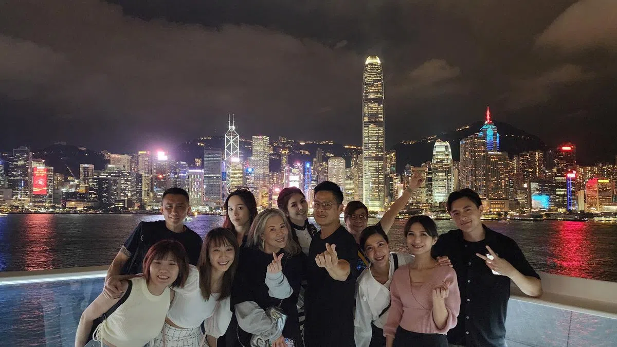 团队首次出游，陈欣淇笑称李南星像“企鹅爸爸”带一群“企鹅宝宝”去玩。（LNX Global提供）