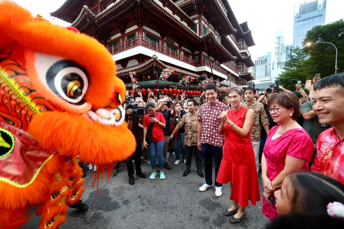 舞狮迎接活动主宾入场，包括图中的波东巴西区议员杨陞才（前排右四起），以及惹兰勿刹集选区议员杨莉明、潘丽萍和罗守恩。（陈斌勤摄）