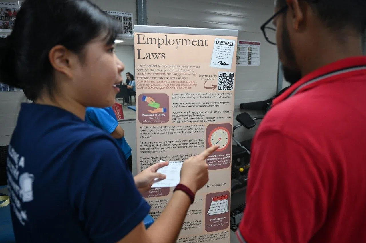 义工团体“了解你的权利”的学生义工，向客工讲解他们的法定权利。（受访者提供）