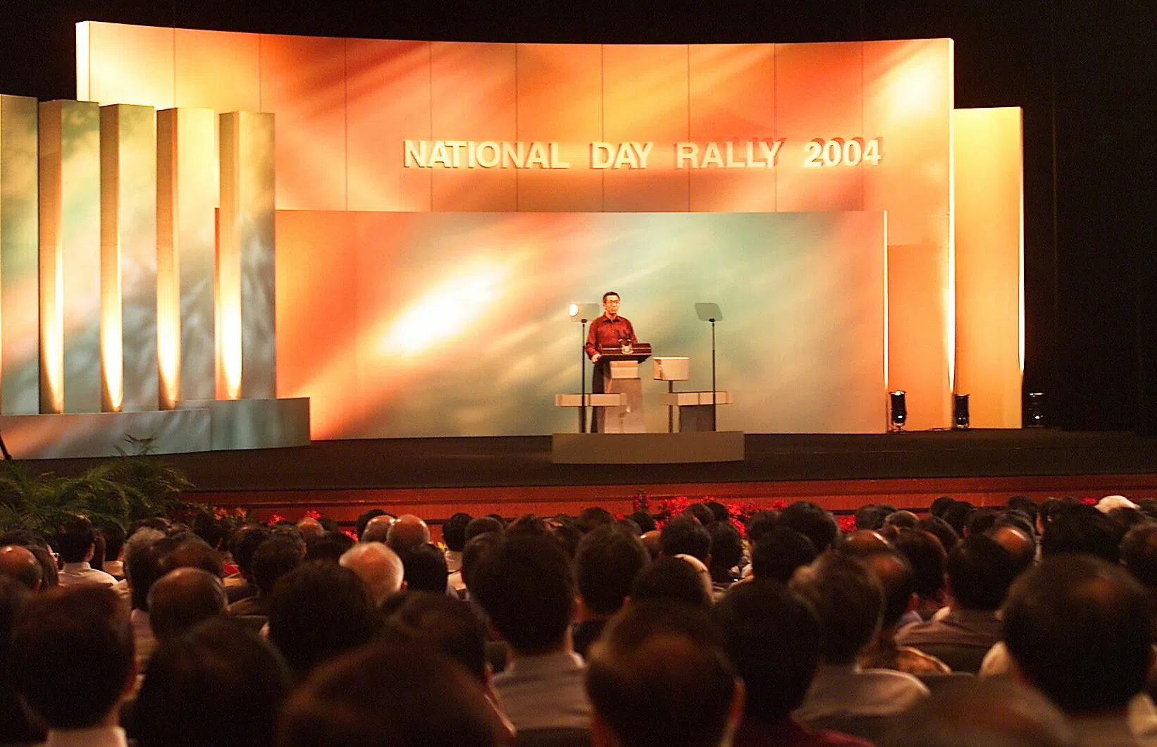 李总理首次以总理身份，在新加坡国立大学文化中心礼堂，发表国庆群众大会演说。（档案照片）