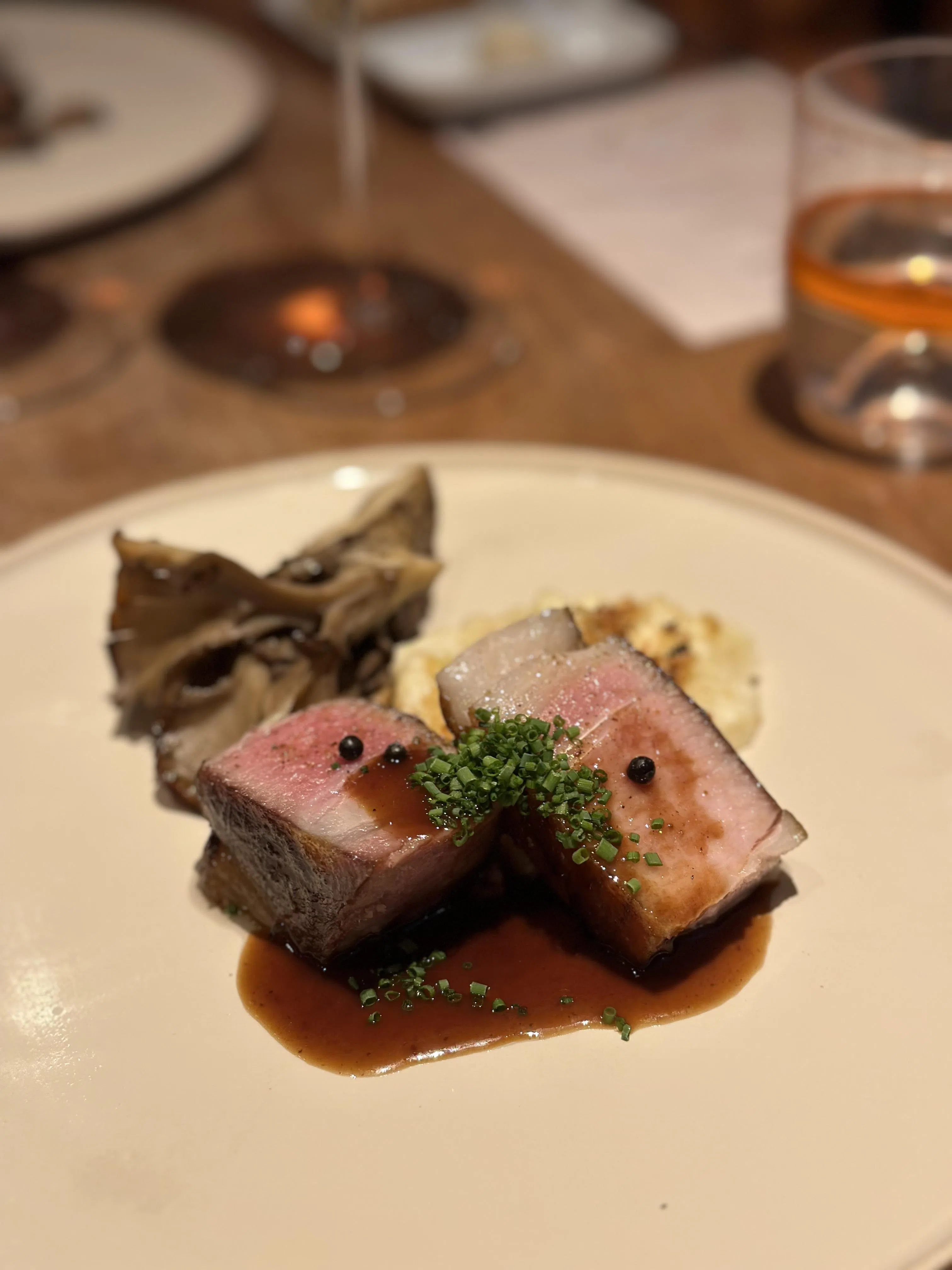 炭烤伊比利亚猪肉经过精心烹制，外香里嫩，多汁且带有恰到好处的烟熏风味。（叶晓虹摄）