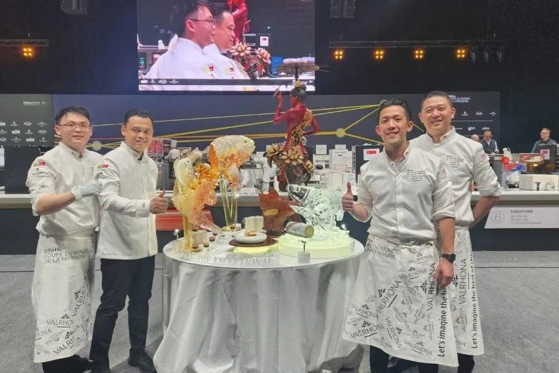 糕点国家队由吴国强（左二）领队，带领成员周伟龙（左一）、李梓良（右二）和林佳融（右一）参加2025年世界糕点杯，排名第八。（受访者提供）