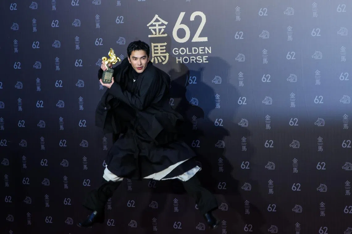 曾敬骅得最佳男配角，在台上哽咽致谢，在后台开心地跳起来。（白艳琳摄）