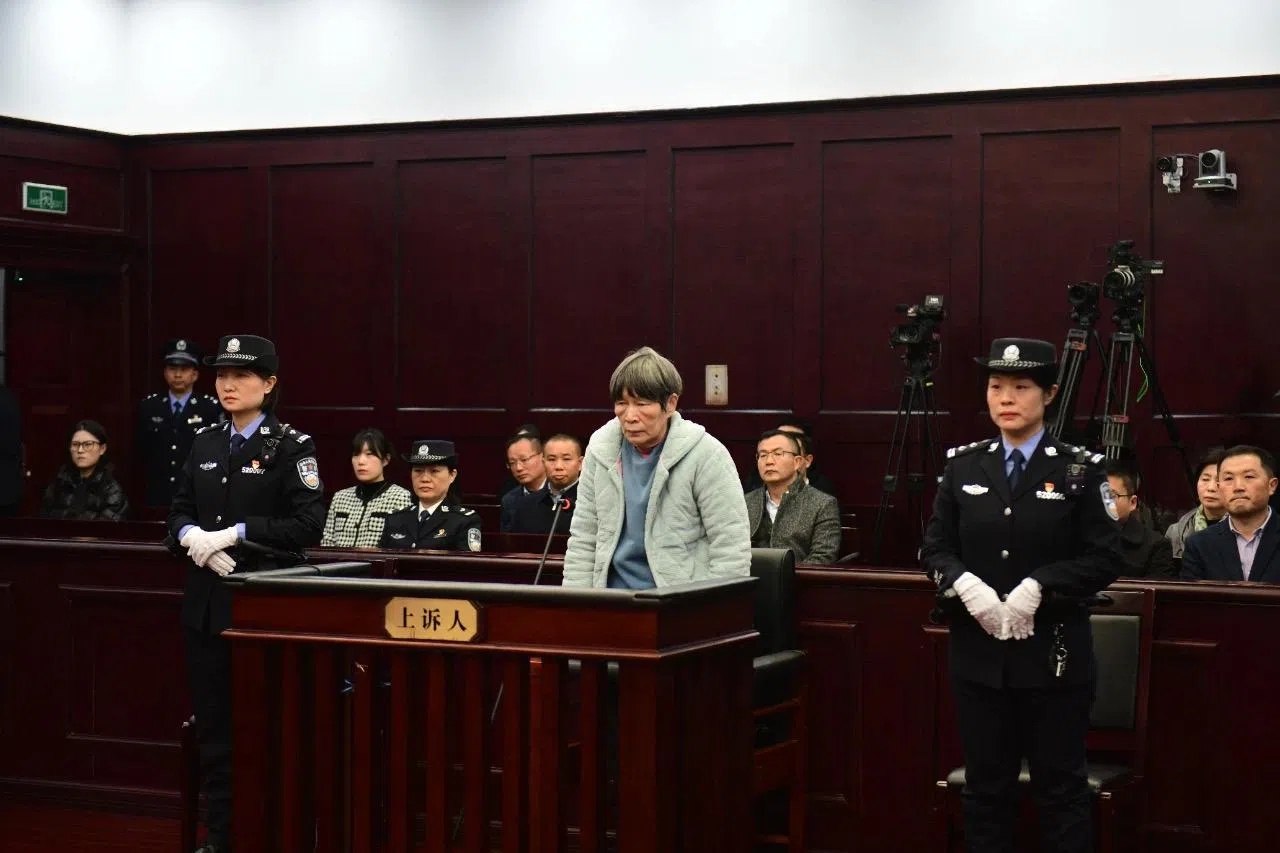 今年62岁的余华英被控在1993年至2003年期间，伙同另两人拐卖贵州、重庆等地12个家庭的17名儿童。案件12月19日重审二审宣判，余华英被判死刑，无权再提出上诉。（中新社）