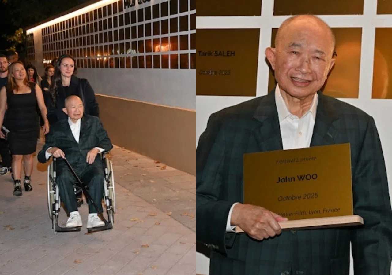 吴宇森坐轮椅到名人堂，手捧金牌拍照留念。（互联网）