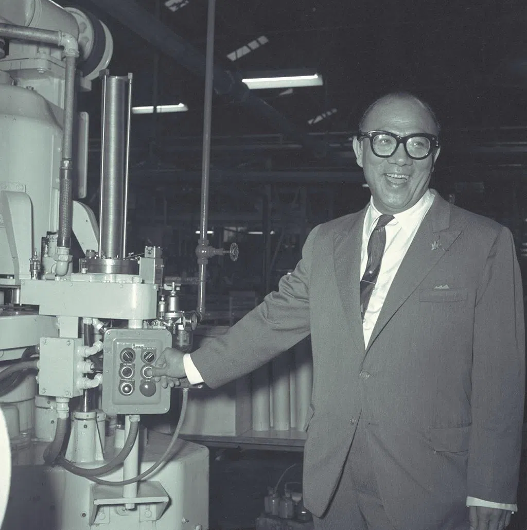 1960年4月，马来亚酿酒厂主席陈振传出席位于亚历山大路的虎牌啤酒罐装厂的启用仪式。（档案照片）