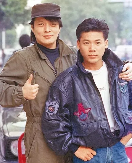 刘文正（左）和巫启贤师徒合照，此景只待成追忆。（互联网）
