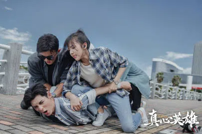 叶祖新（左起）和苏晓彤在《真心英雄》单元《无名》里追查间谍案。（取自剧集官方微博）