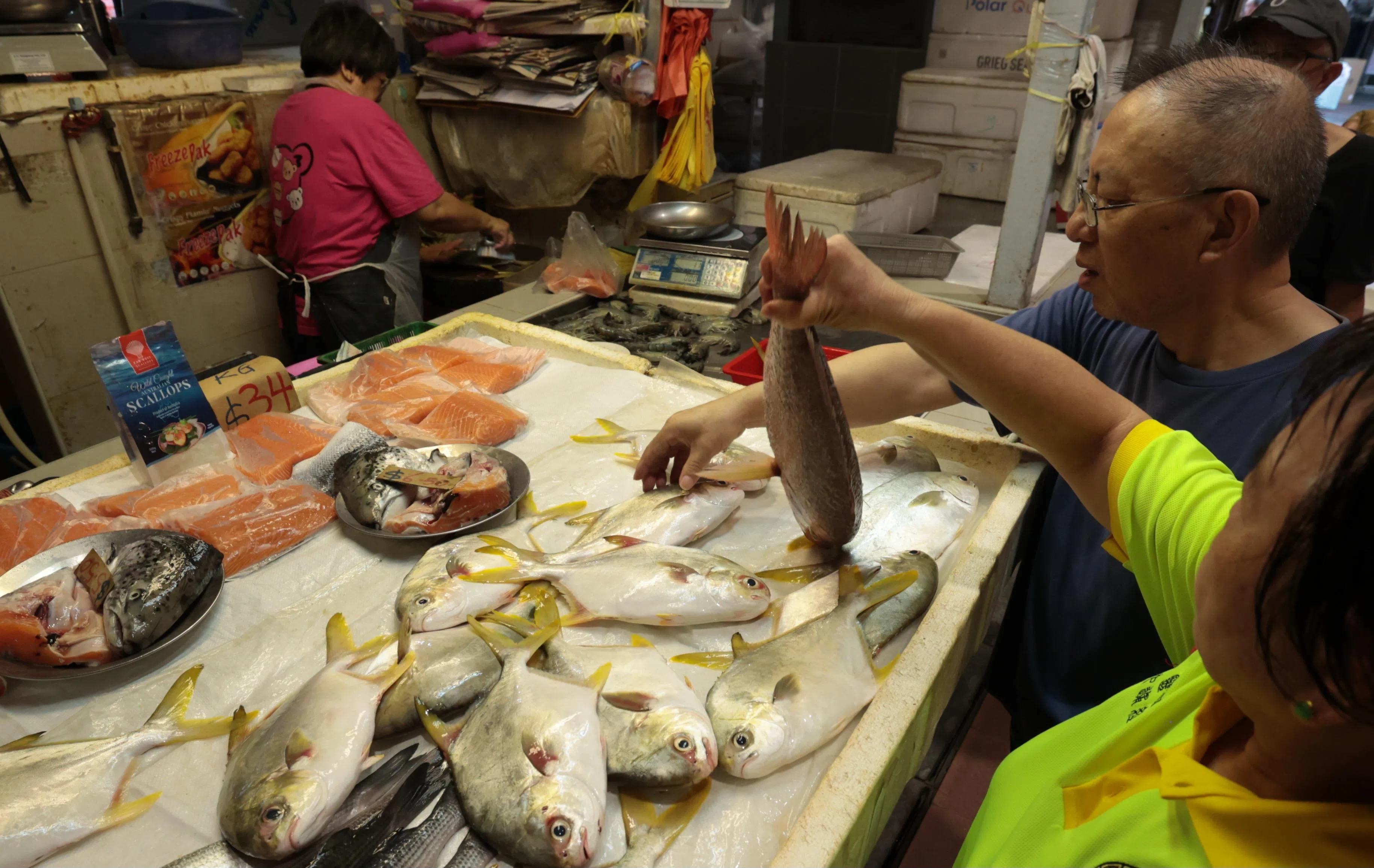 受访摊贩说，过年前的最后一周，买鱼的顾客数量比平日增长约30％，最受欢迎的包括用于火锅的红石斑鱼和斗鲳。（梁麒麟摄）