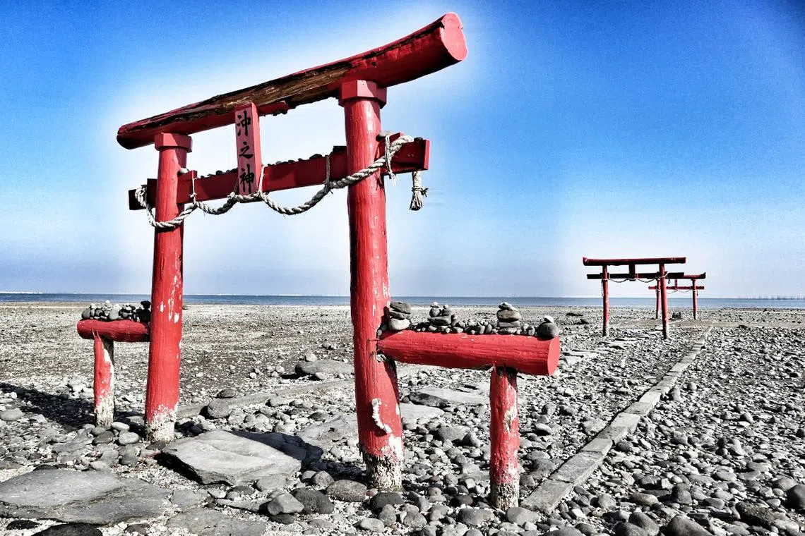 佐贺大鱼神社内的海中鸟居，随着潮汐涨落展现不同的梦幻景观。（蓝天游摄）