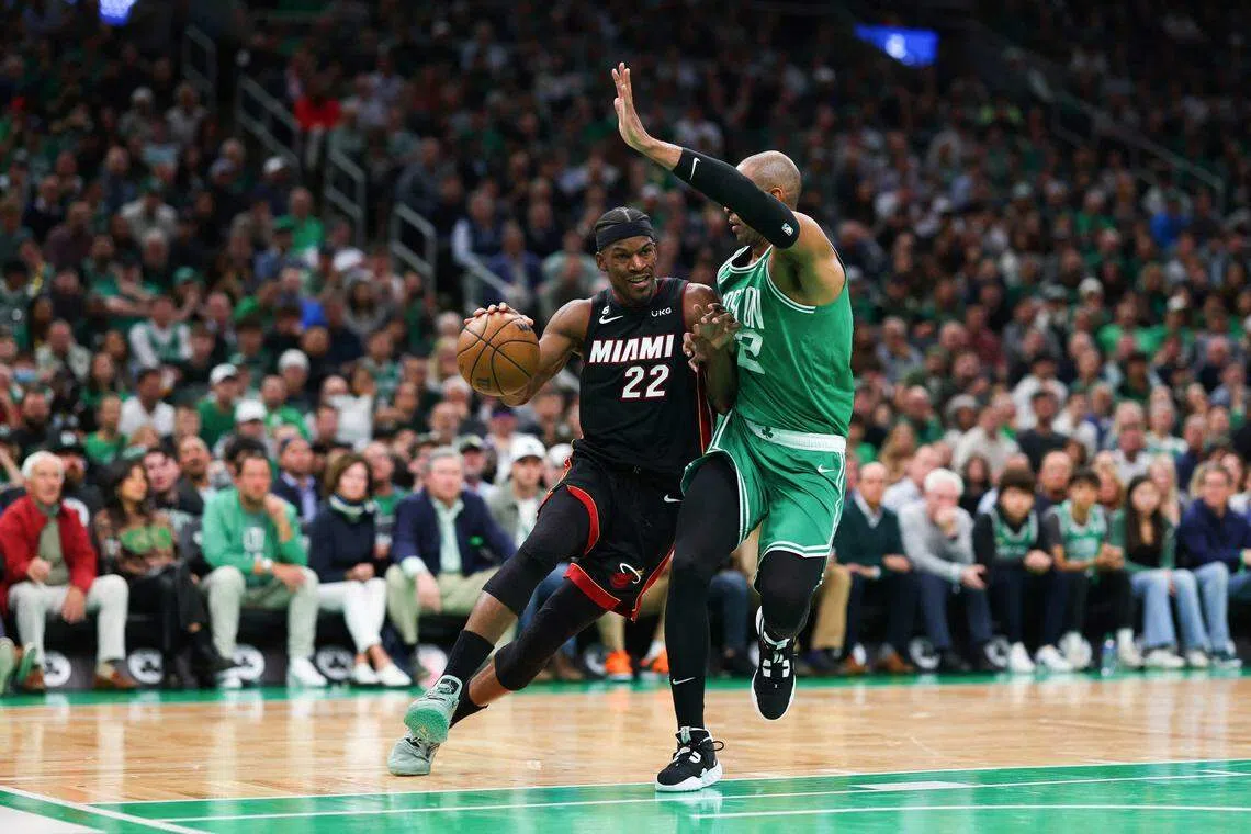 热浪主力巴特勒（左）此役受到凯尔特人严密的防守，未能发挥出应有实力。（法新社）