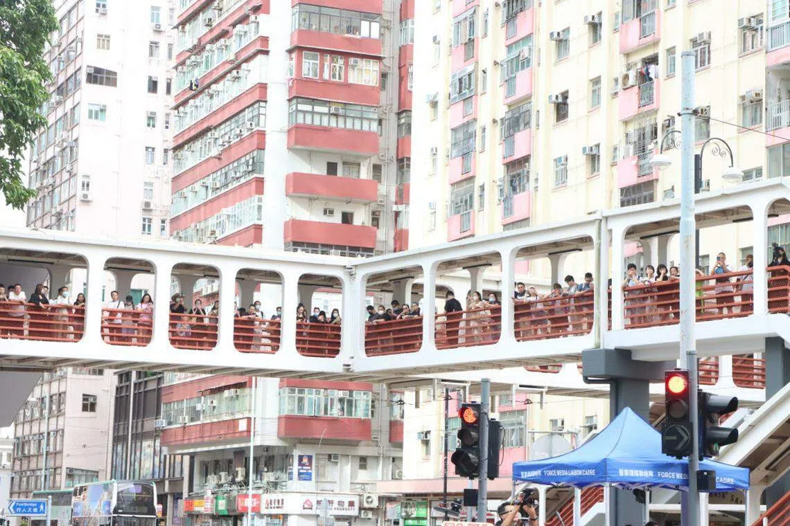 现场排队粉丝人龙绵延不断。（互联网）