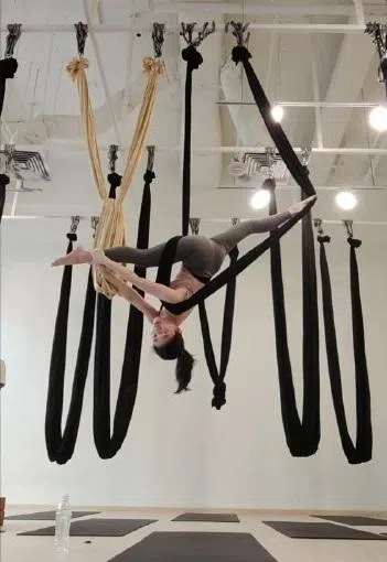 工作逐渐稳定后，卢姿卉开始把注意力转向脑力以外的活动，最初尝试空中瑜伽、钢管舞等。（受访者提供）