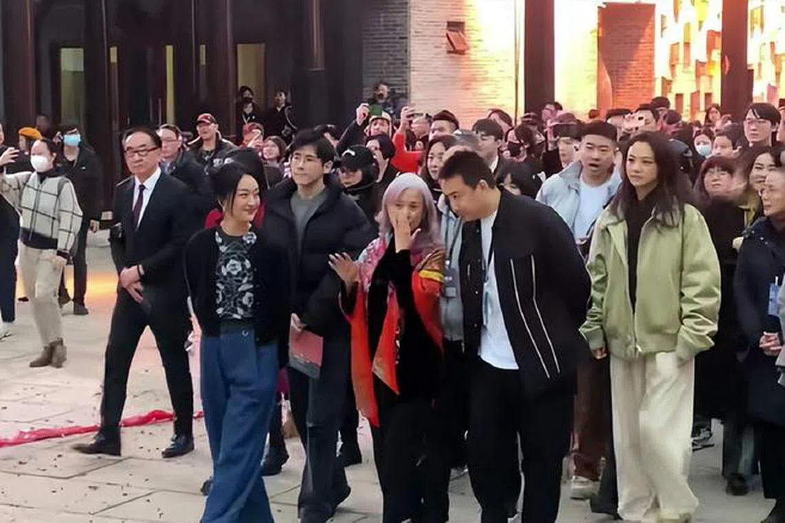 周迅（前排左起）、丁乃竺、黄磊在江西会昌戏剧小镇首届戏剧节，全程亲密交谈，汤唯则与大家没有互动。（互联网）