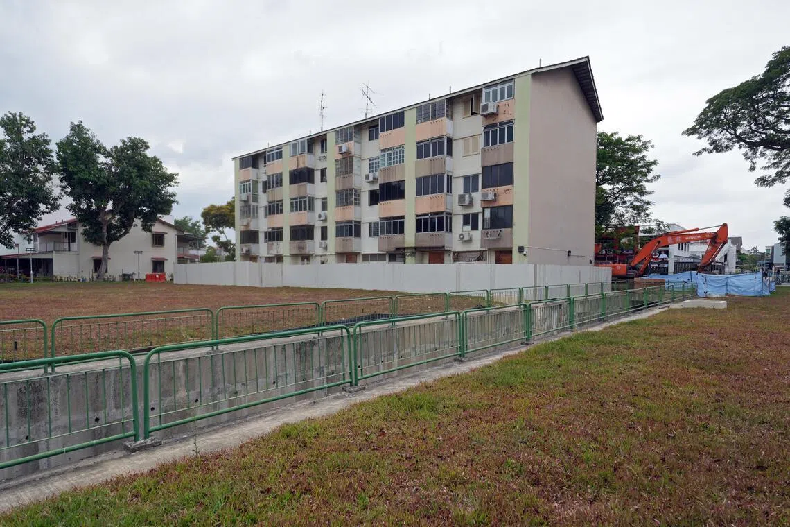 东海岸路第1座组屋获保留并改造为社区和商业用途。市区重建局把周边地段原本容积率1.4的住宅用地，改划为1.6。（谢智扬摄）