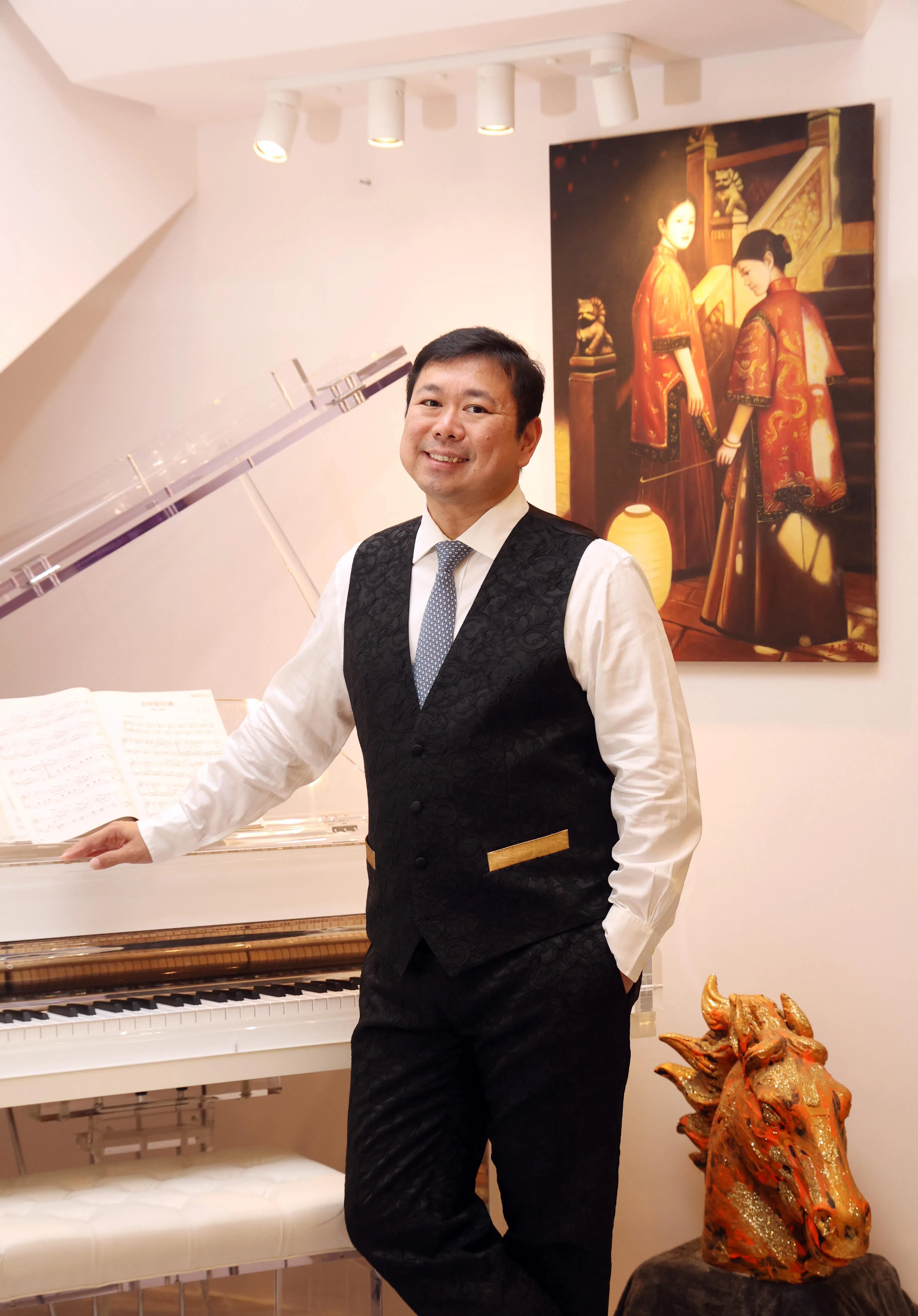 金益文说，买下这些收藏品是因为认可它们的艺术价值，和做生意一样要让每一分钱都发挥最大作用，从未抱着升值的想法。（邝启聪摄）