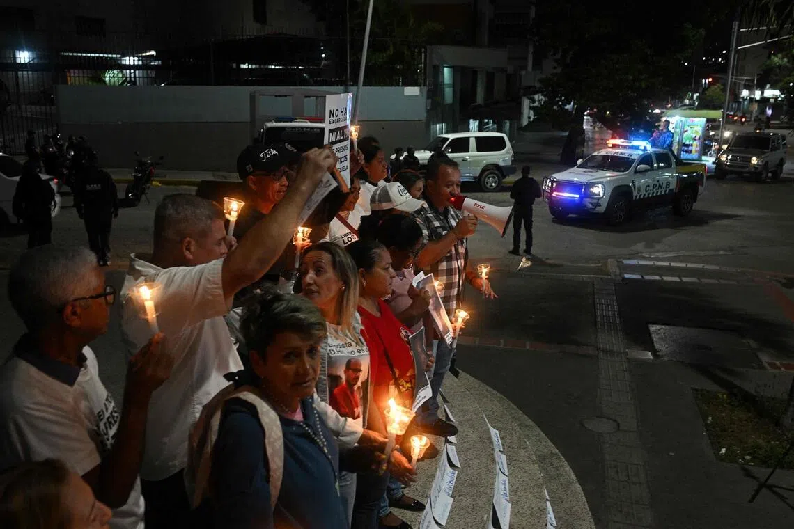 在加拉加斯的埃尔埃利科伊德监狱（El Helicoide）外，委内瑞拉政治犯的亲属周六手持蜡烛，要求当局释放他们的亲人。（法新社）