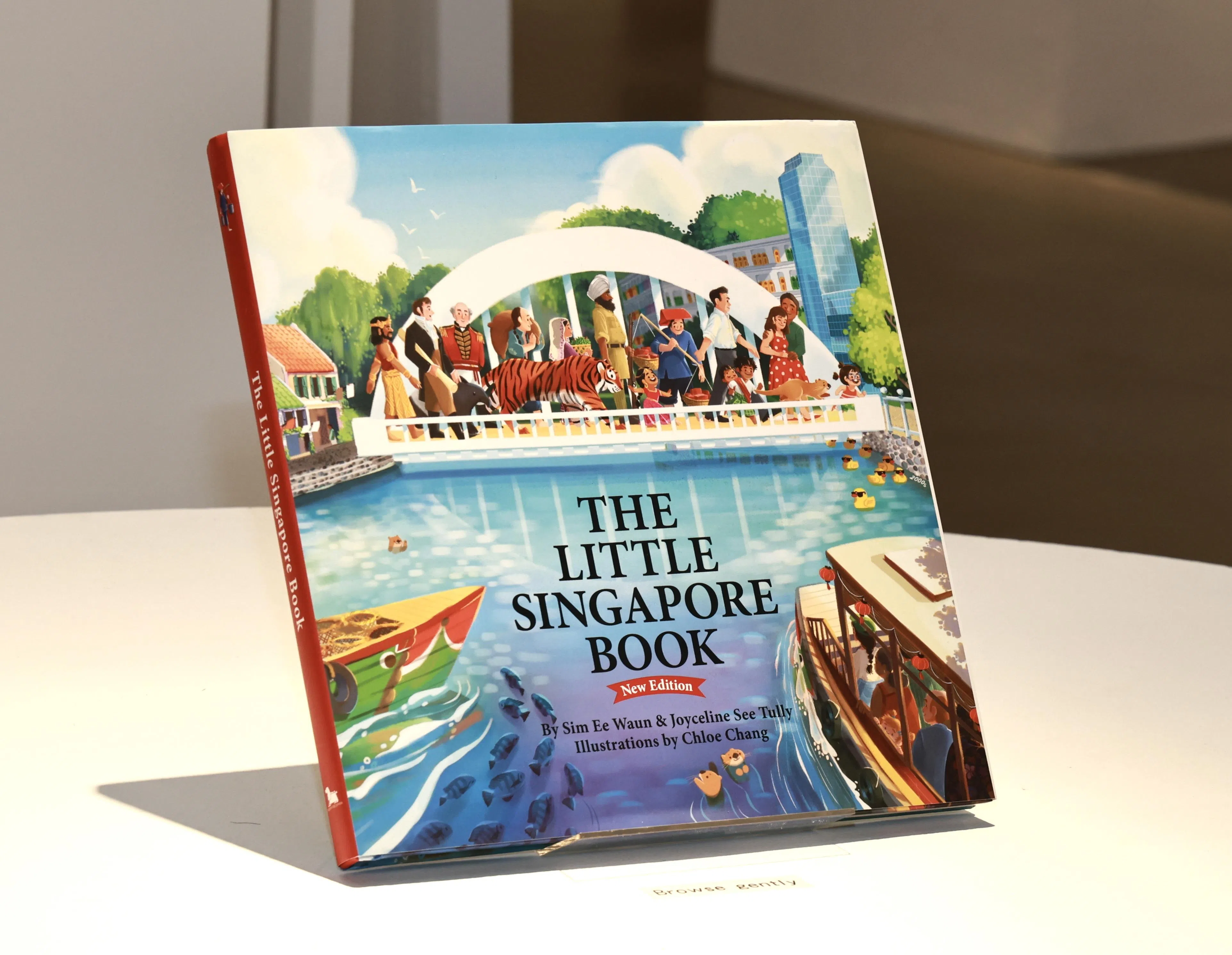 《小小新加坡故事书》以将近90页的篇幅描绘新加坡14世纪以来的历史，每一页都充满历史彩蛋。（陈来福摄）