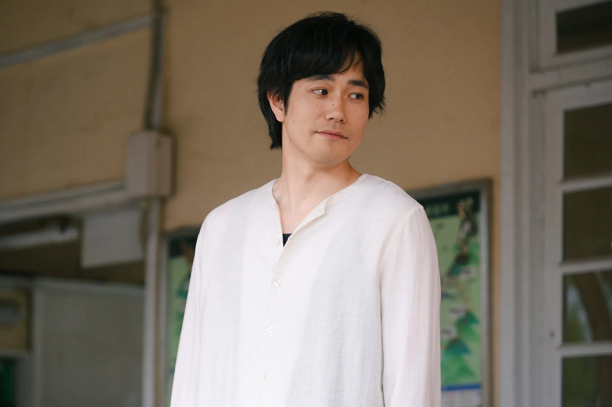 诠释装成普通人的怪人，松山研一从演技到形象都属最佳人选。（互联网）