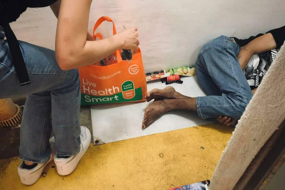 义工在佳节期间准备礼包，送给露宿街头者。（受访者提供）