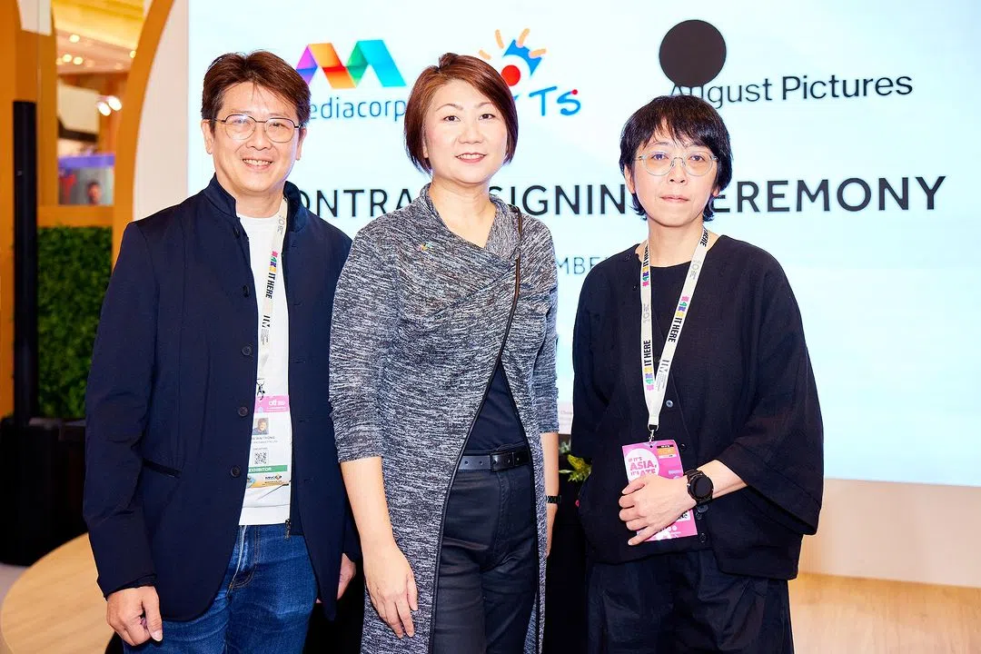 《列车人生》由新加坡和台湾联合制作，周伟堂（左起）与新传媒高层傅彩莉和公视节目部经理于蓓华2023年在“亚洲电视论坛与市场”参加签约仪式。（取自IG）