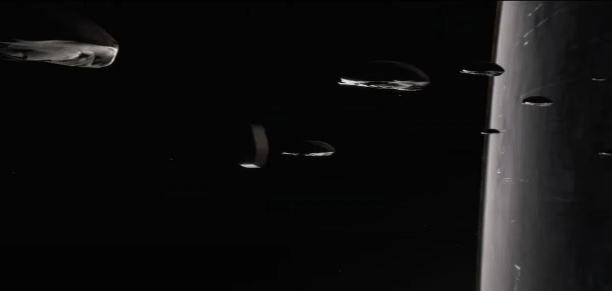 电影中的宇宙飞船真实并虚幻地存在着。（照片/电影预告截图）